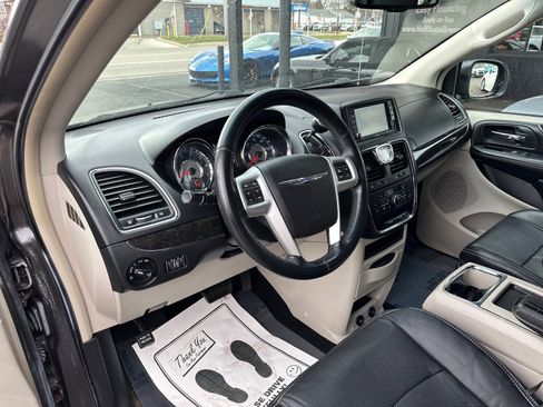 Used 2015 Chrysler Town & Country Touring w/ Driver Convenience Group image 13