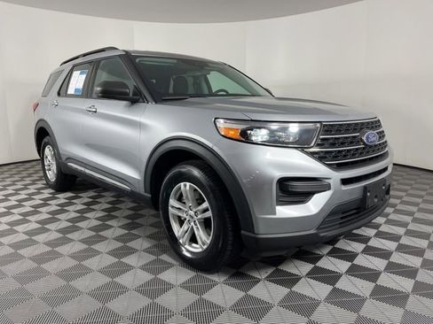 Used 2022 Ford Explorer XLT image 2