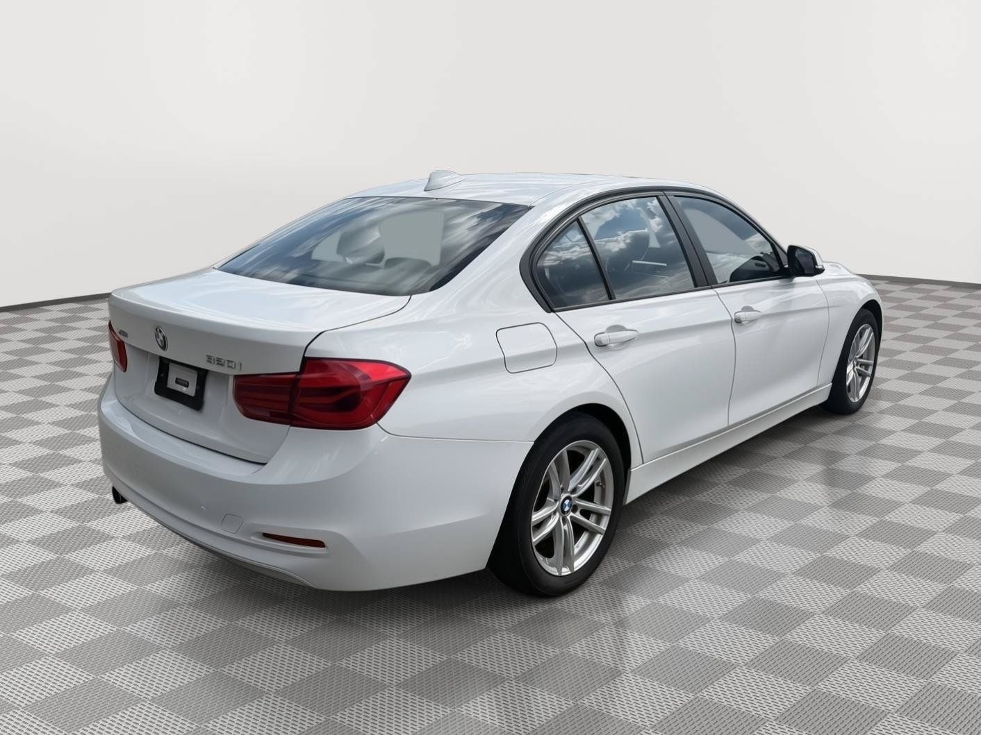 Used 2018 BMW 320i xDrive Sedan AWD/4WD image 8