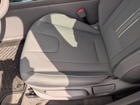 Certified 2025 Hyundai Elantra SEL FWD image 17