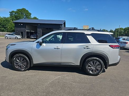 Used 2023 Nissan Pathfinder SV w/ Black Appearance Package AWD/4WD image 5