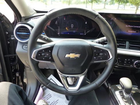 Used 2026 Chevrolet Trax LT w/ Sunroof Package FWD image 23