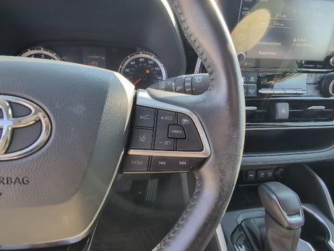 Used 2020 Toyota Highlander LE AWD/4WD image 17