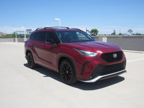 Used 2023 Toyota Highlander XSE FWD image 2