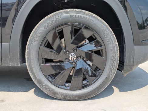 New 2026 Volkswagen Atlas Cross Sport SE FWD image 11