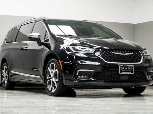 Used 2022 Chrysler Pacifica Pinnacle image 4