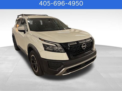 Used 2023 Nissan Pathfinder SV AWD/4WD image 2
