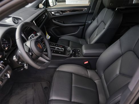 Certified 2025 Porsche Macan image 17