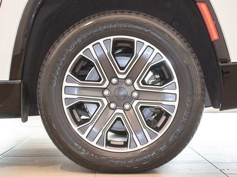 Used 2024 Jeep Wagoneer L Series II w/ Flexible Seating Group image 9