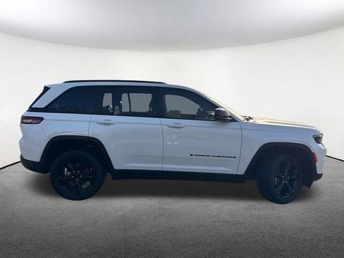 Used 2022 Jeep Grand Cherokee Altitude image 15