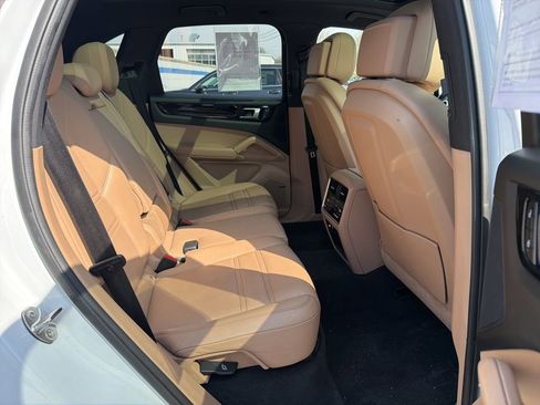 Used 2022 Porsche Cayenne Platinum Edition image 23
