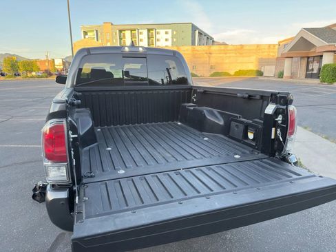 Used 2022 Toyota Tacoma TRD Off-Road w/ Technology Package image 9