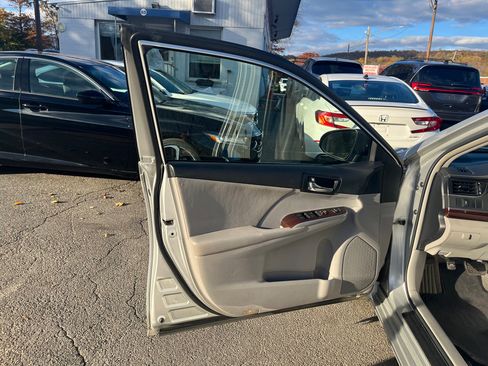 Used 2012 Toyota Camry XLE image 11