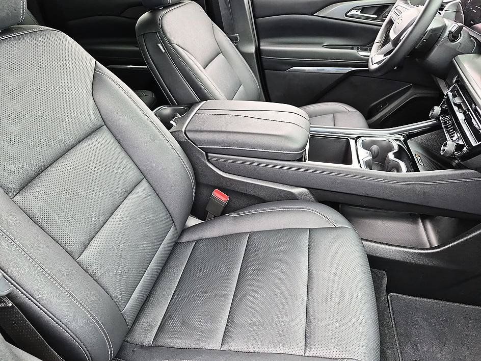 Certified 2026 Chevrolet Traverse LT FWD image 35