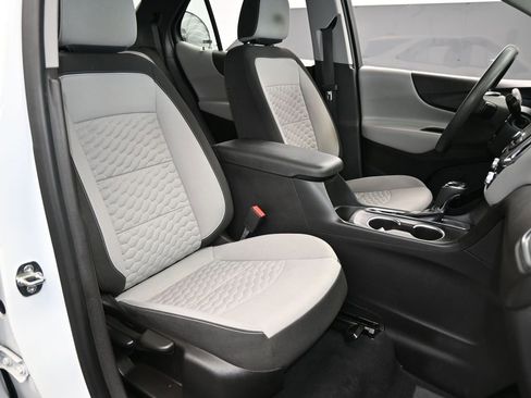 Used 2021 Chevrolet Equinox LS image 37
