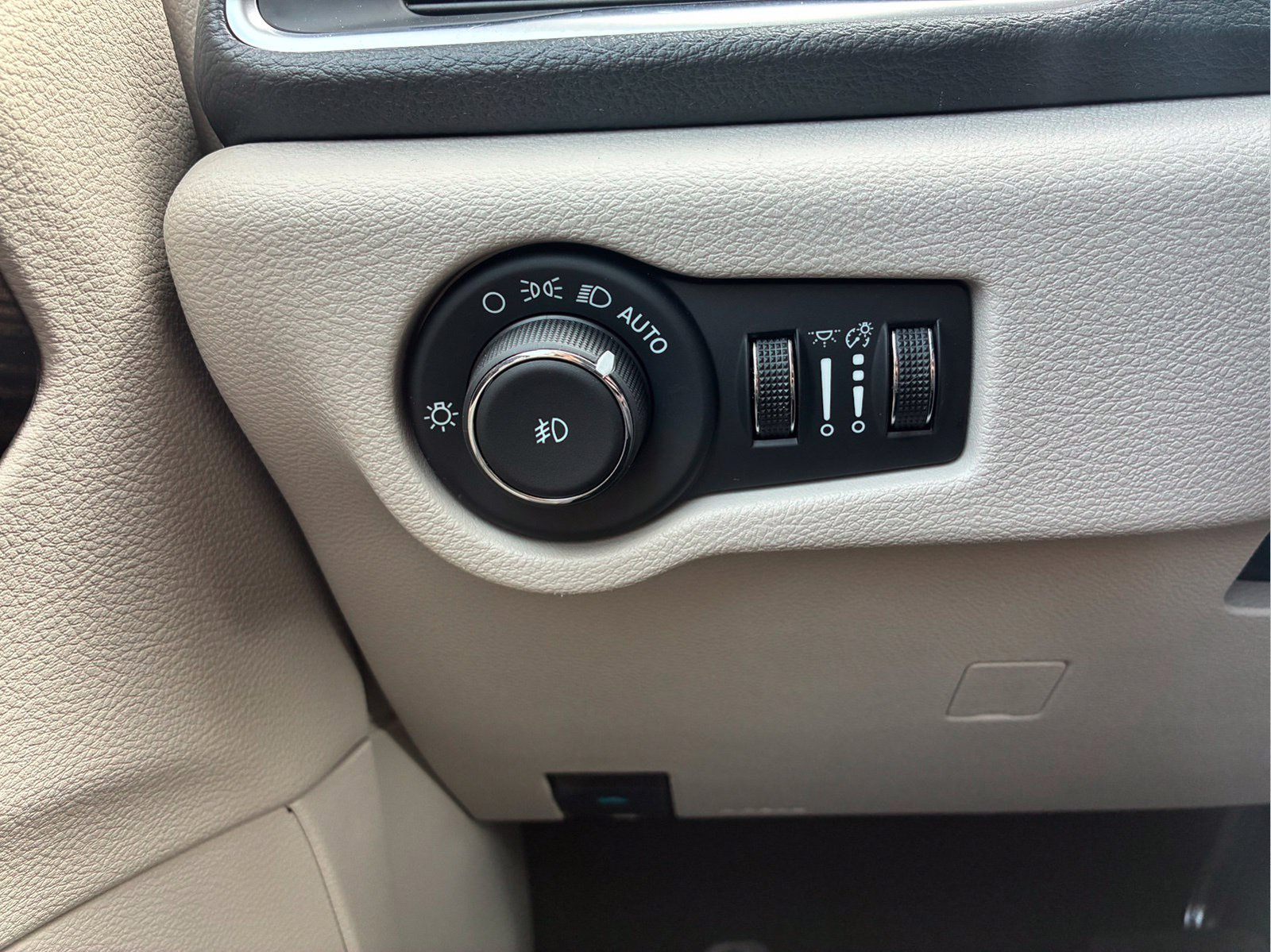 Certified 2024 Chrysler Pacifica Limited AWD/4WD image 26