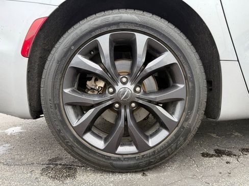 Used 2019 Chrysler Pacifica Limited w/ S Appearance Package FWD image 25