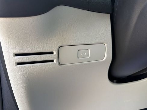 Certified 2023 Volvo XC40 B5 Ultimate w/ Climate Package AWD/4WD image 17
