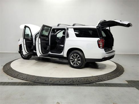 Used 2024 Chevrolet Suburban LT w/ Luxury Package image 13