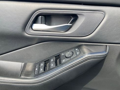 Used 2025 Nissan Rogue SV image 11