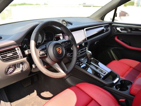 New 2025 Porsche Macan S image 4