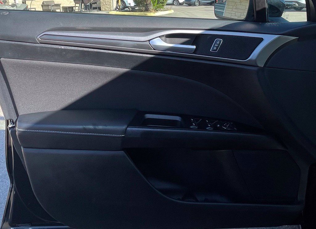 Used 2017 Ford Fusion SE w/ Equipment Group 201A FWD image 19