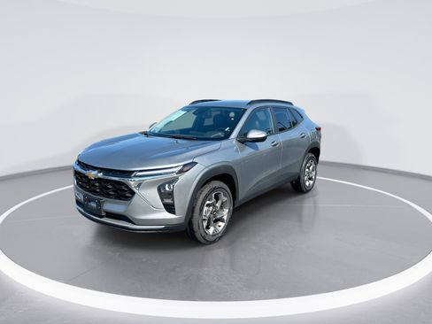 Used 2025 Chevrolet Trax LT w/ LT Convenience Package FWD image 5