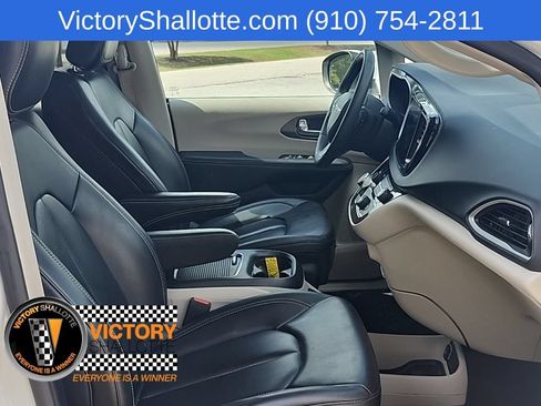 Certified 2023 Chrysler Pacifica Touring-L FWD image 39