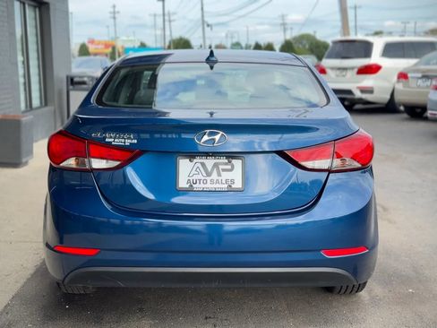 Used 2015 Hyundai Elantra SE w/ Option Group 03 FWD image 3