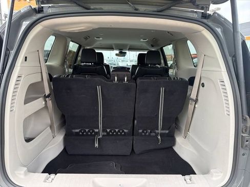 Used 2023 Chrysler Pacifica Touring-L FWD image 28