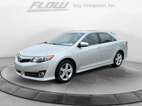 Used 2014 Toyota Camry SE FWD image 4