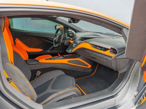 Used 2025 Lamborghini Revuelto AWD/4WD image 17