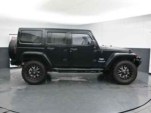 Used 2013 Jeep Wrangler Unlimited Sahara w/ Connectivity Group AWD/4WD image 9