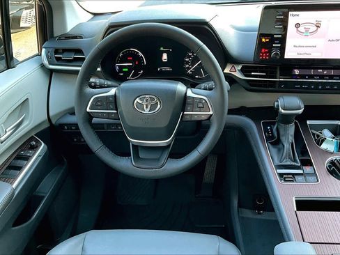 Certified 2023 Toyota Sienna XLE image 5