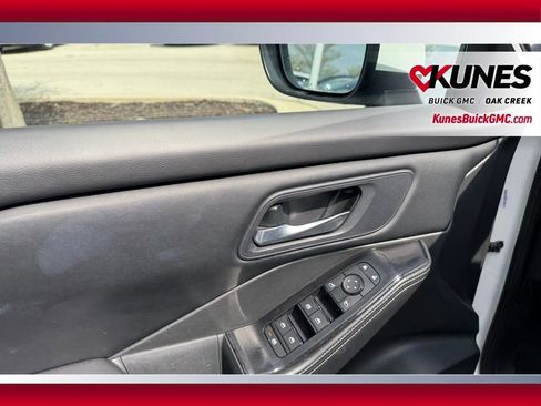 Used 2025 Nissan Rogue SV AWD/4WD image 8