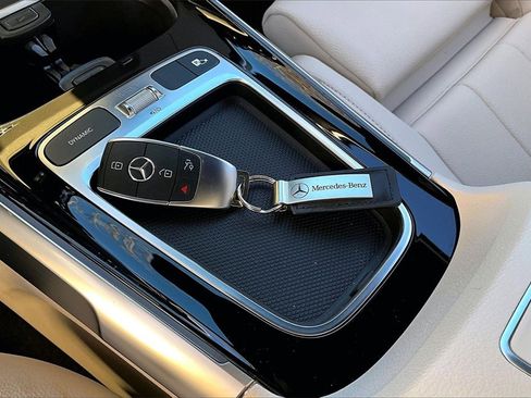 Used 2025 Mercedes-Benz GLB 250 4MATIC image 10