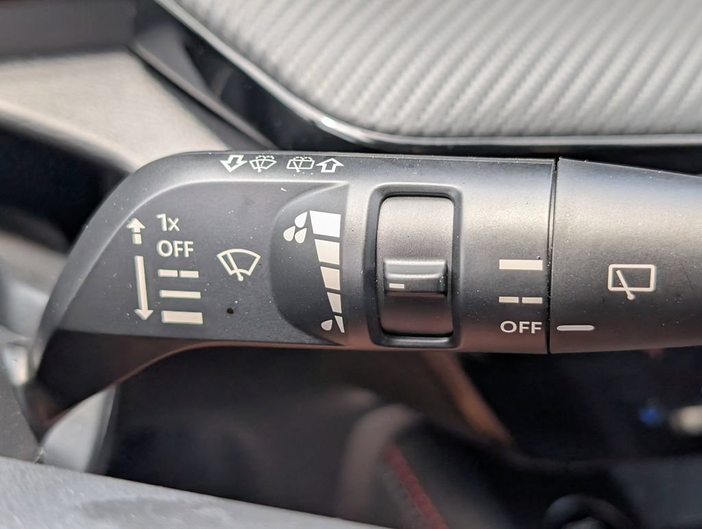 Certified 2025 Nissan Kicks SR FWD image 25