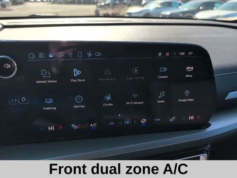 Used 2025 Chevrolet Traverse LT w/ Midnight/Sport Edition image 7