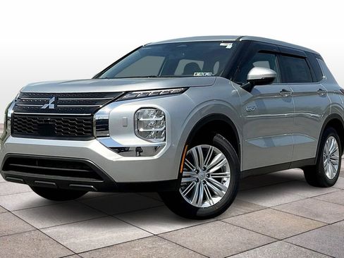New 2025 Mitsubishi Outlander ES image 2