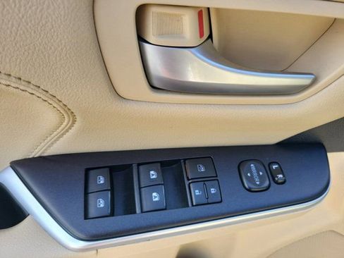 Used 2017 Toyota Camry XLE image 22