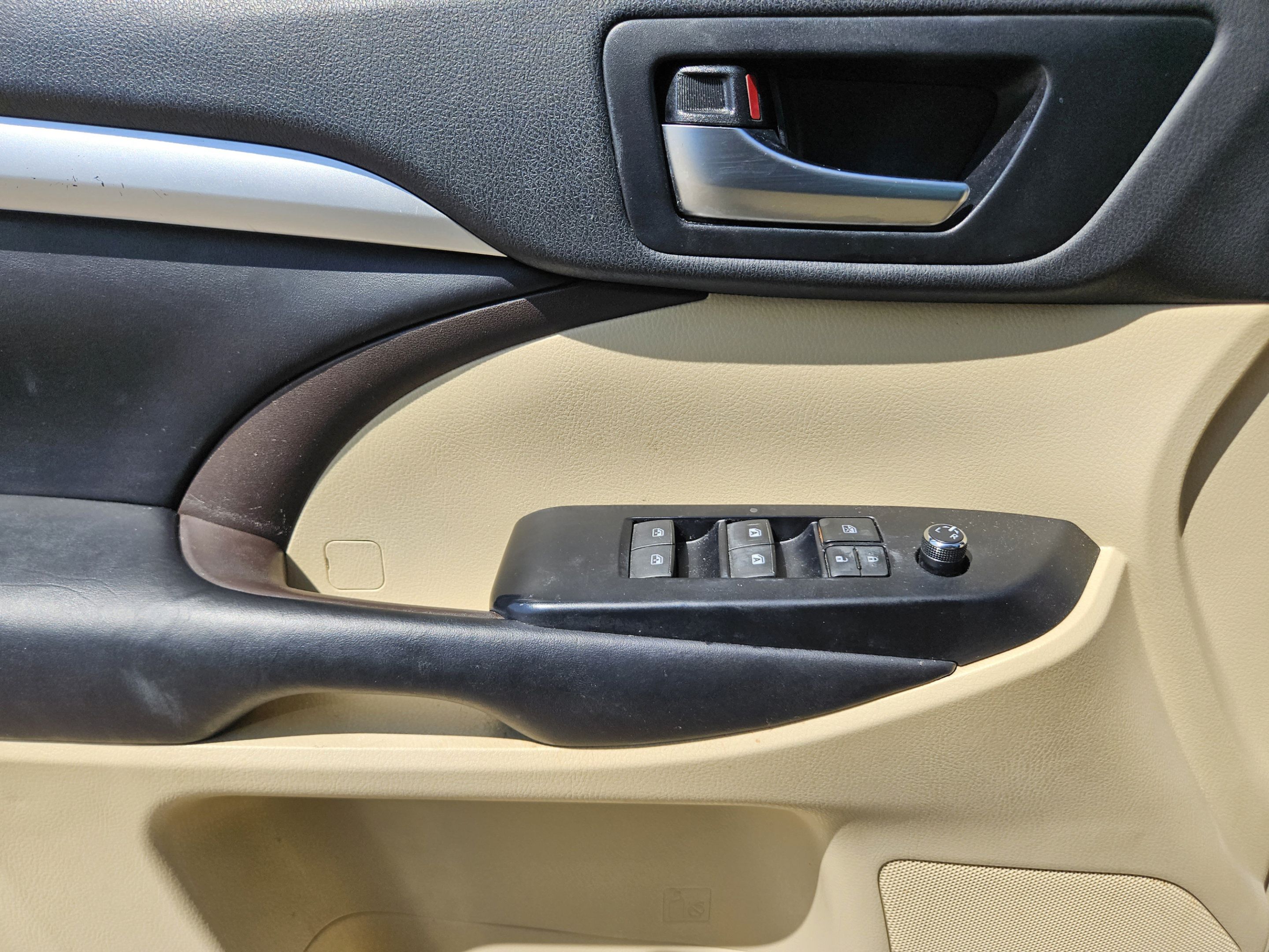 Used 2019 Toyota Highlander XLE FWD image 14