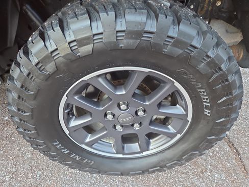 Used 2020 Jeep Gladiator Overland image 11