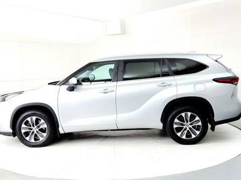 Used 2024 Toyota Highlander XLE AWD/4WD image 4