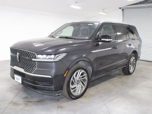 Used 2025 Lincoln Navigator Reserve image 4