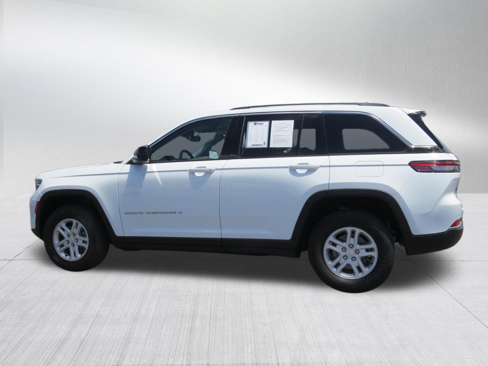 Used 2023 Jeep Grand Cherokee Laredo AWD/4WD image 6