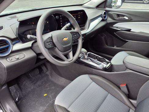 New 2025 Chevrolet Trax LT FWD image 11