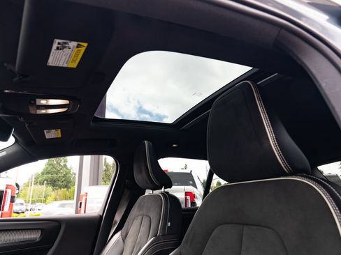 Used 2021 Volvo XC40 P8 Recharge w/ Advanced Package AWD/4WD image 18