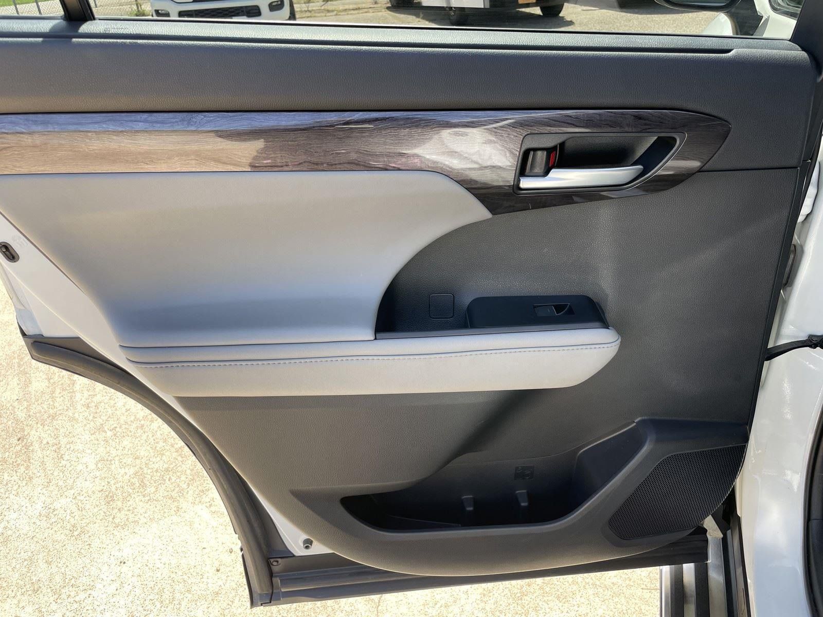 Used 2020 Toyota Highlander Limited FWD image 43
