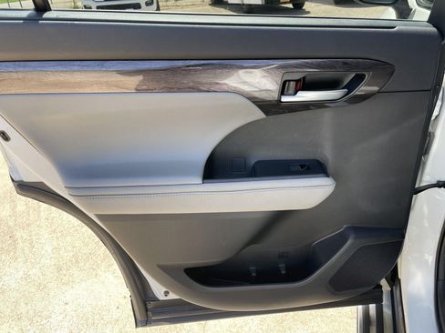 Used 2020 Toyota Highlander Limited FWD image 43