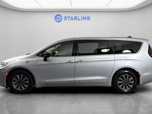 Used 2024 Chrysler Pacifica Select image 3